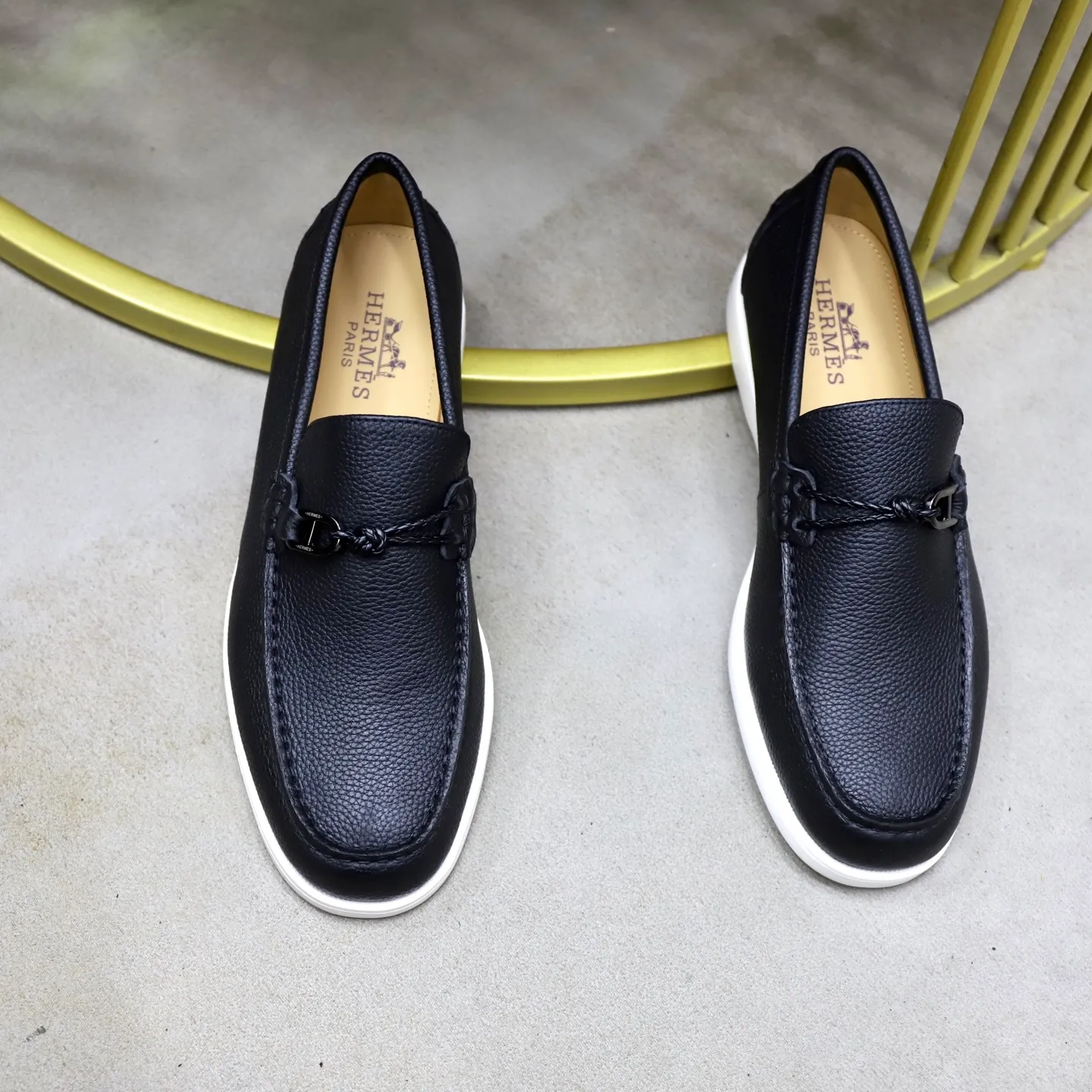 Ex-factory price: 560💰Hermès/Hermès slip-on men's shoes. This shoe is made of imported pebbled cowhide. It has simple and smooth lines and is combined with aerodynamically designed 3CM rubber foam ultra-light soles! Youthful and fashionable, classic H-shaped hardware buckle decoration, calf lining gently wraps the feet, with logo cowhide feet, casual and urban style, highlighting youthful vitality, sports and leisure version, super versatile, code number: 38-39-40-41-42-43-44 standard leather shoe size (45 can be customized but does not support returns)